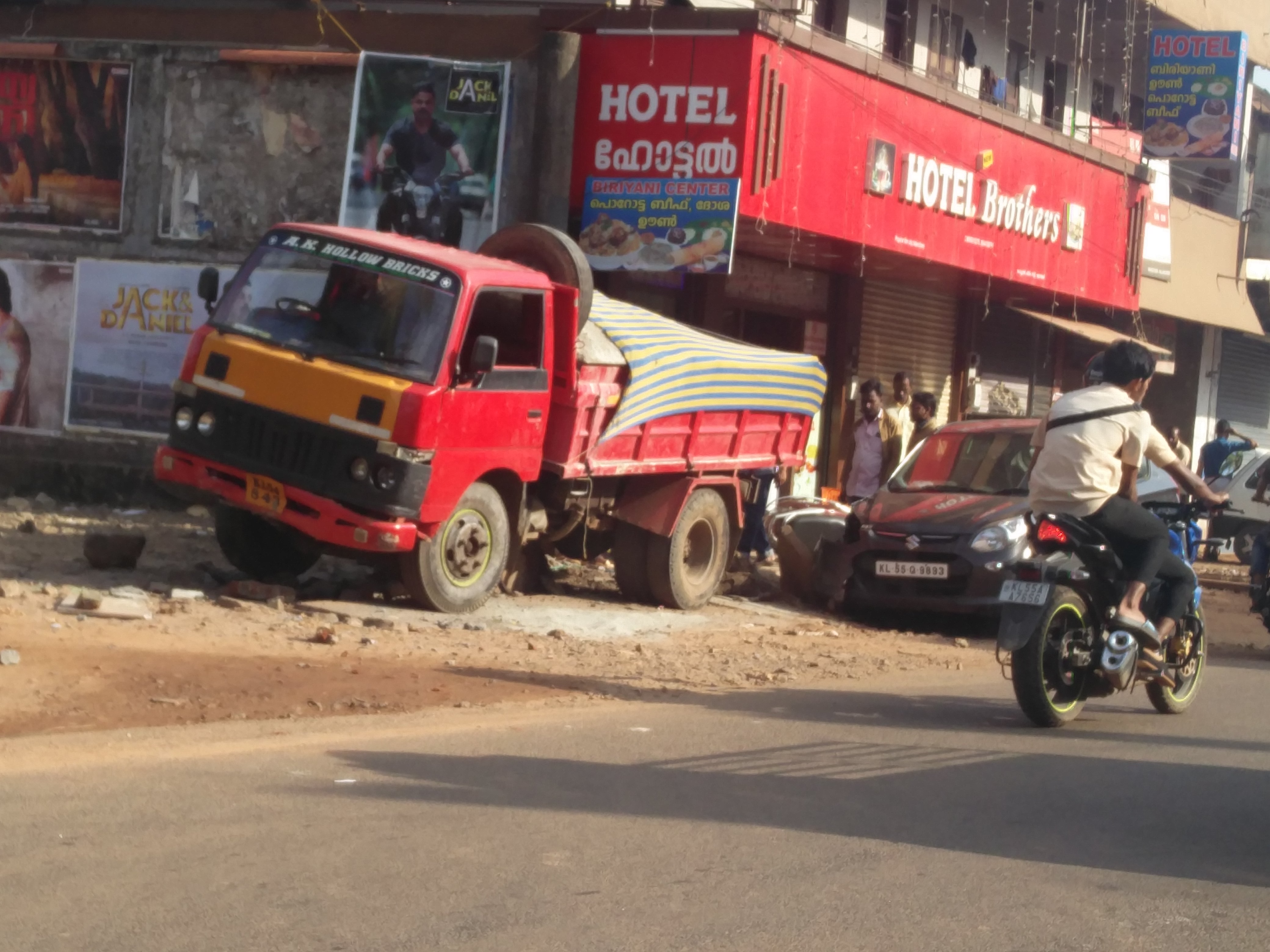 vaikathoor-lorry