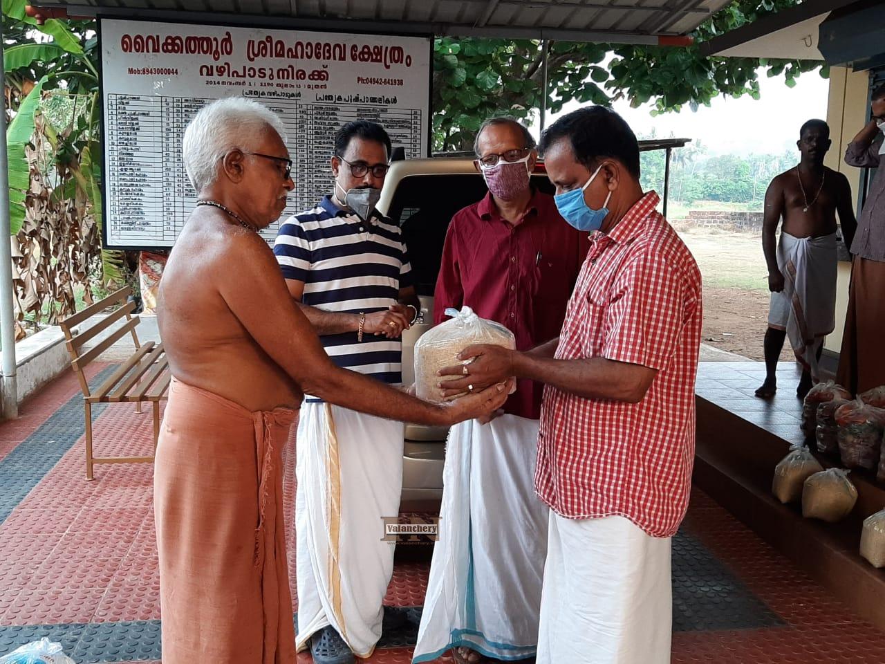 vaikathoor-men-kit