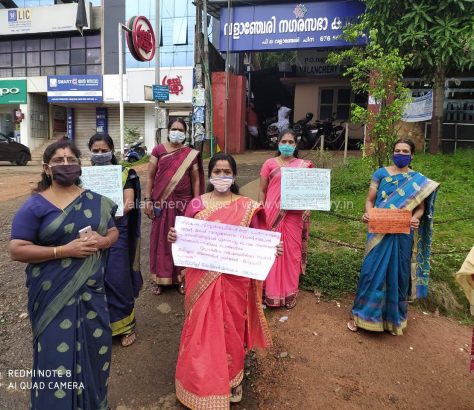 mahila-morcha-valanchery-protest