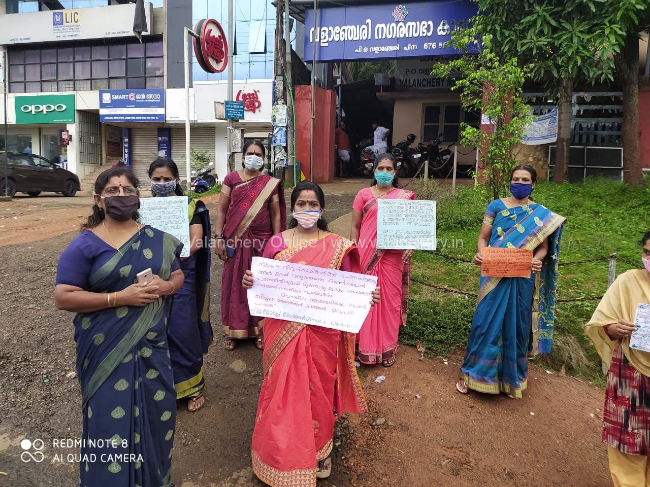 mahila-morcha-valanchery-protest
