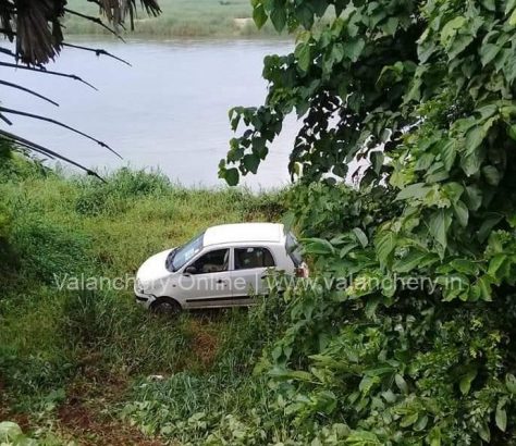 chembikkal-car-river