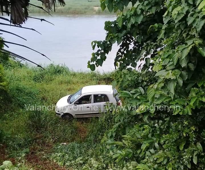 chembikkal-car-river