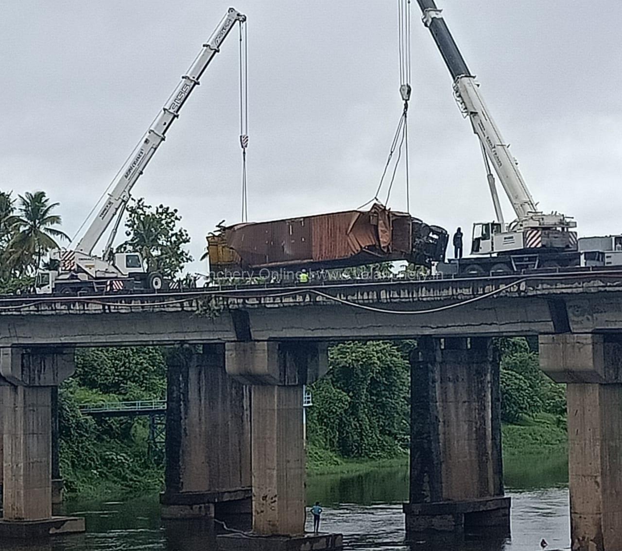 chalakkudi-river-container-lorry