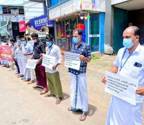 Light-and-sound-protest-valanchery