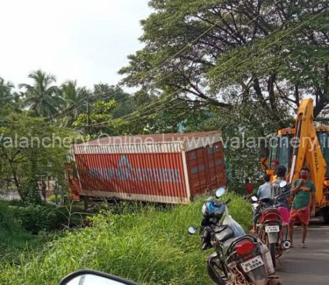 Truck-vengad-karuparamba