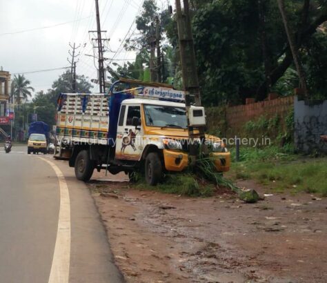 bolero-pickup-valanchery-accident