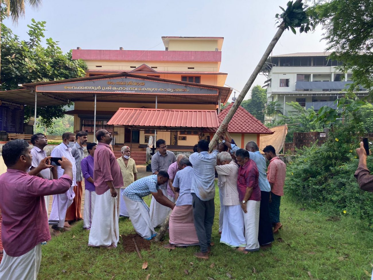 vaikathoor-fest-pole-fixing