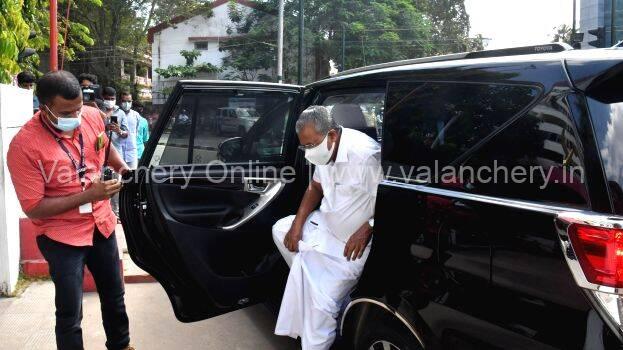 pinarayi-innova-black