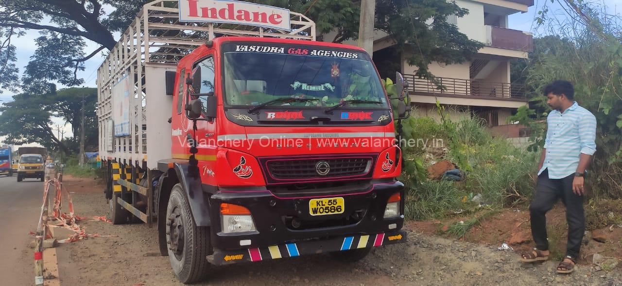 manchadi-acident-vasudha-truck