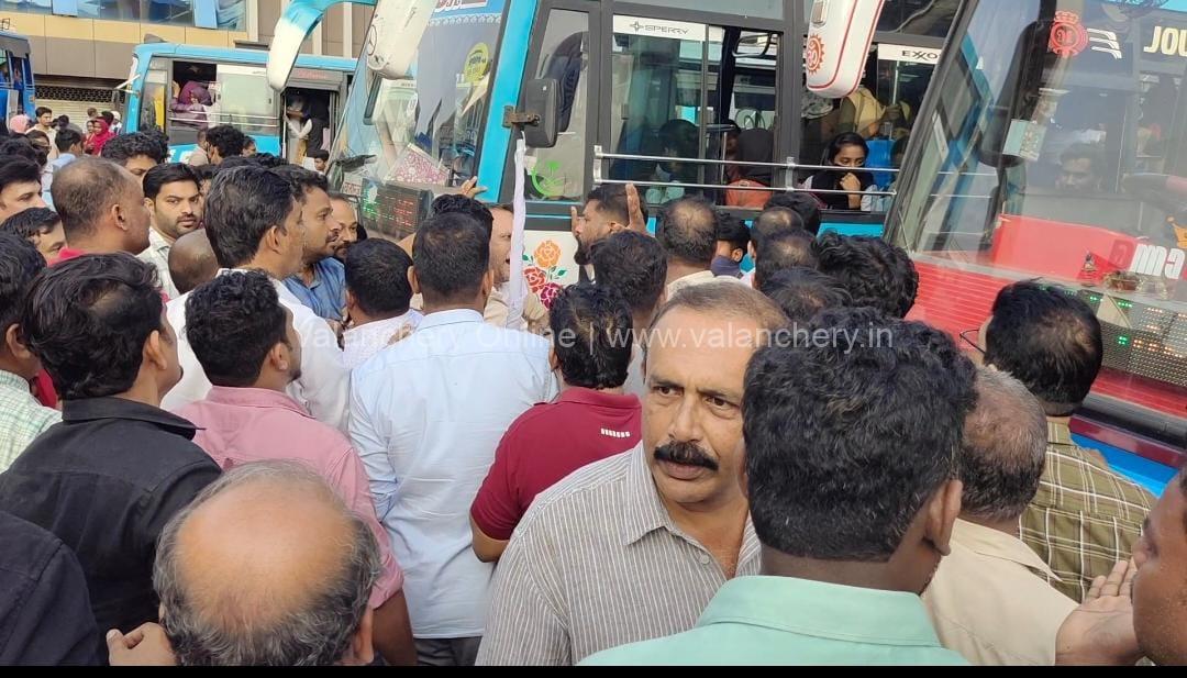 fight-valanchery-bus-shop