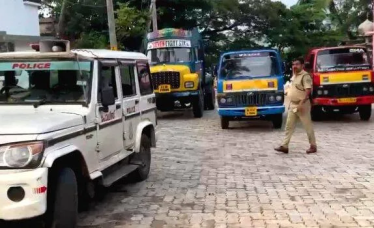 tirunavaya sand lorry