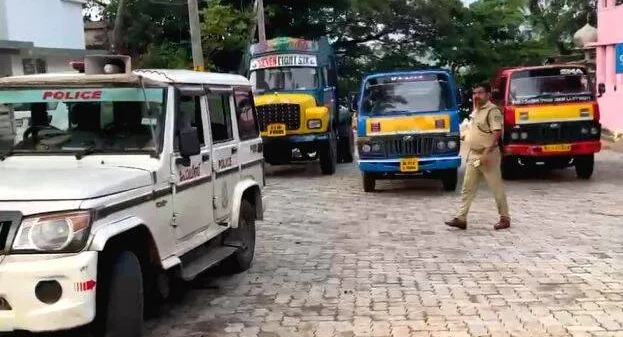 tirunavaya sand lorry