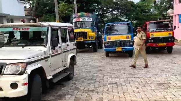 tirunavaya sand lorry
