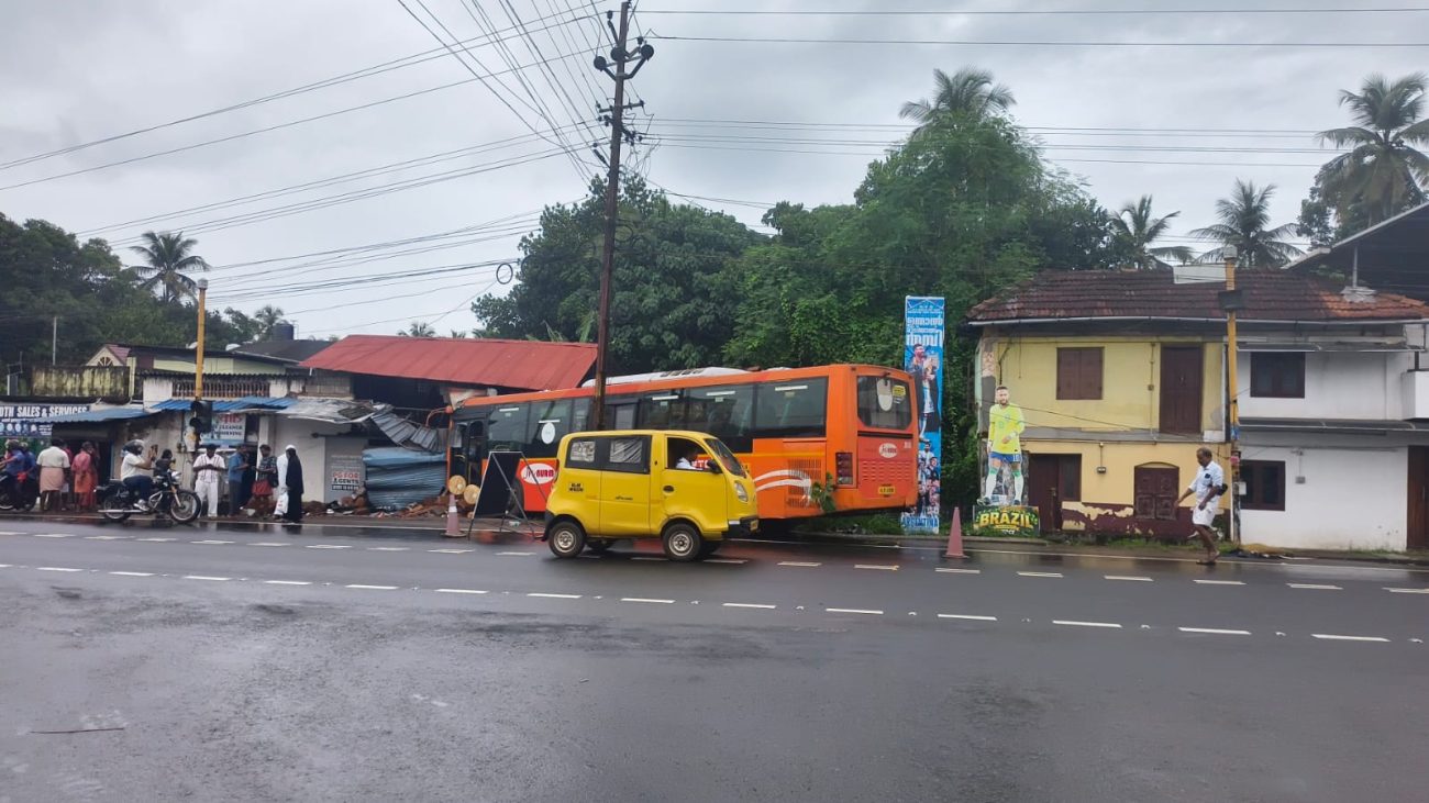 Akkikavu-low-floor-accident