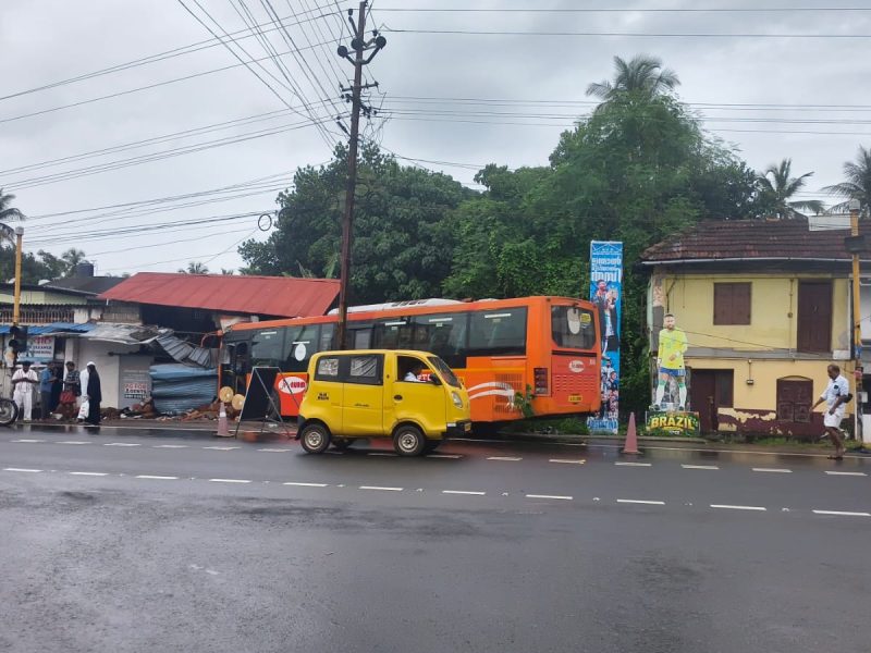 Akkikavu-low-floor-accident
